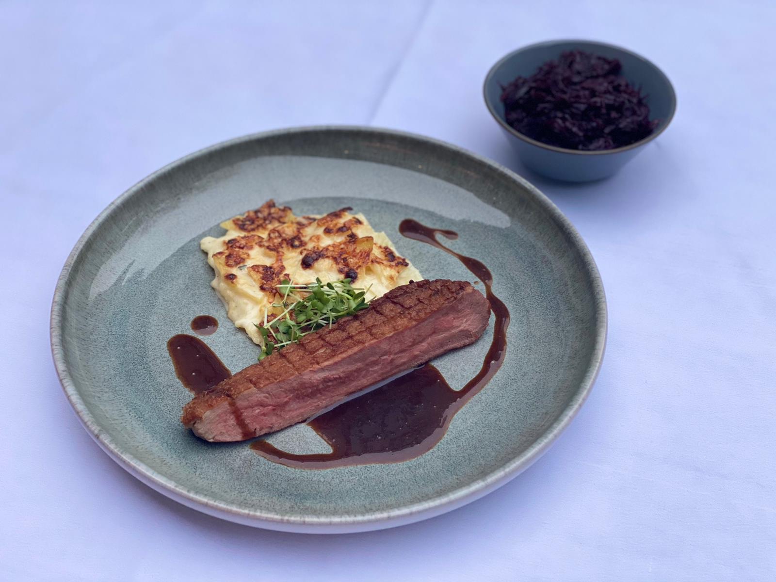 Rezept: Barbarie Entenbrust mit Kartoffelgratin und Blaukraut